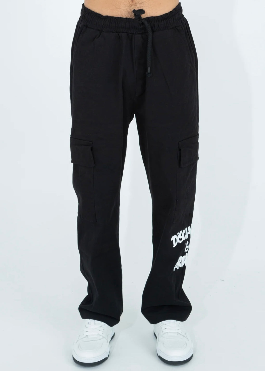 DISCLAIMER
PANTALONE CARGO CON STAMPA SU FONDO
