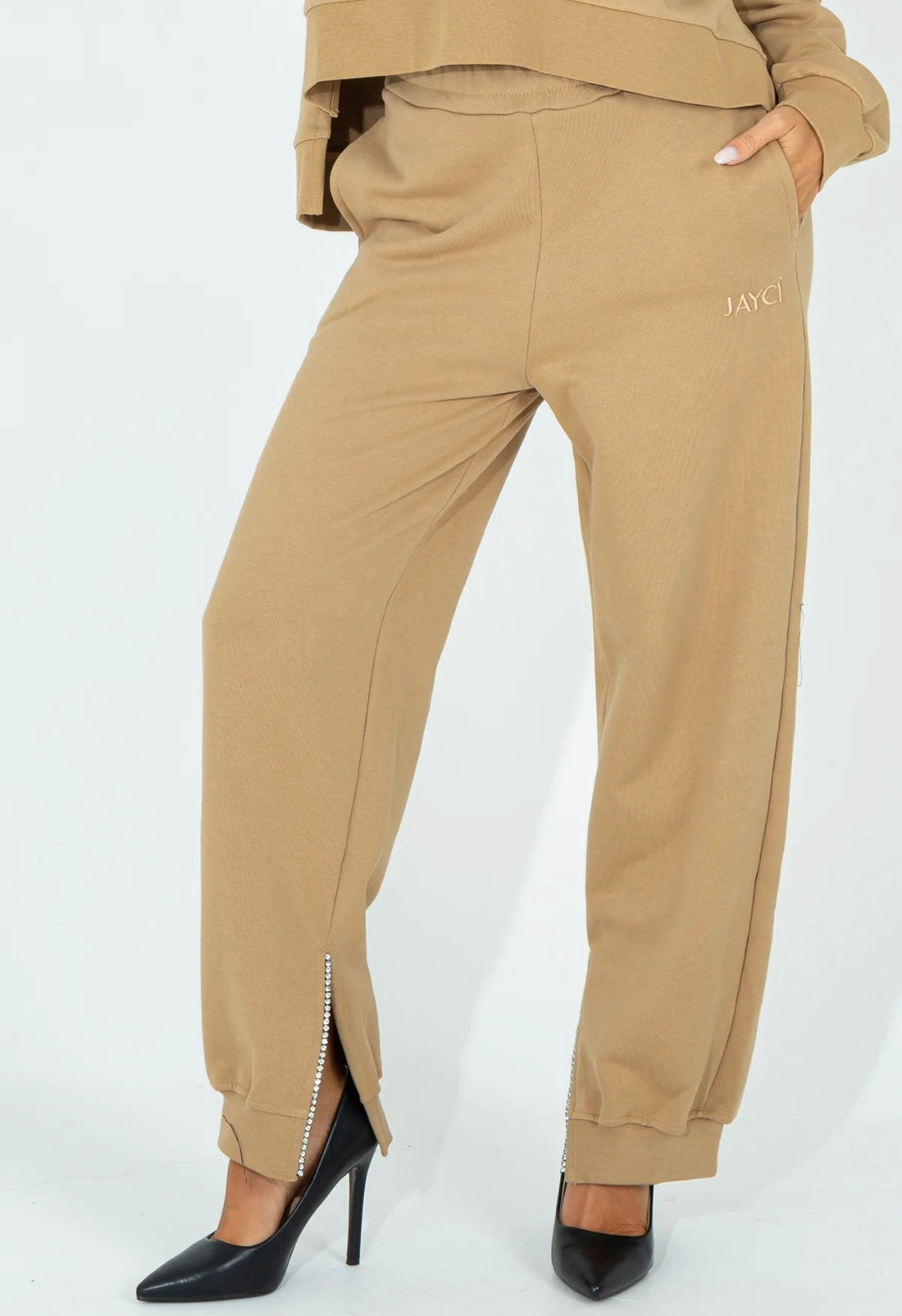 JAYCI
PANTALONE TUTA CON APERTURA LATERALE