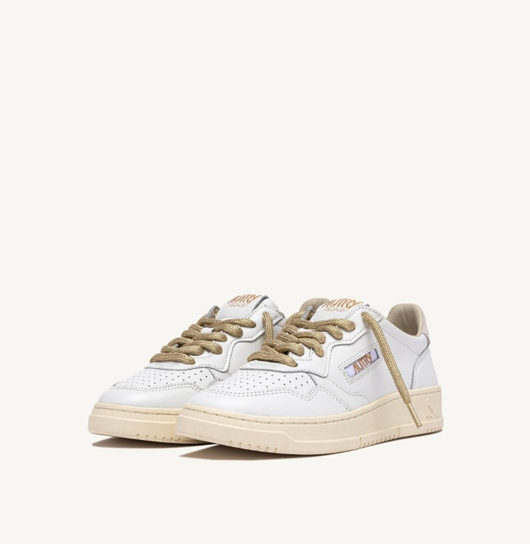 AUTRY SNEAKERS
SNEAKERS MEDALIST LOW IN PELLE BIANCA E DETTAGLI LUREX ORO