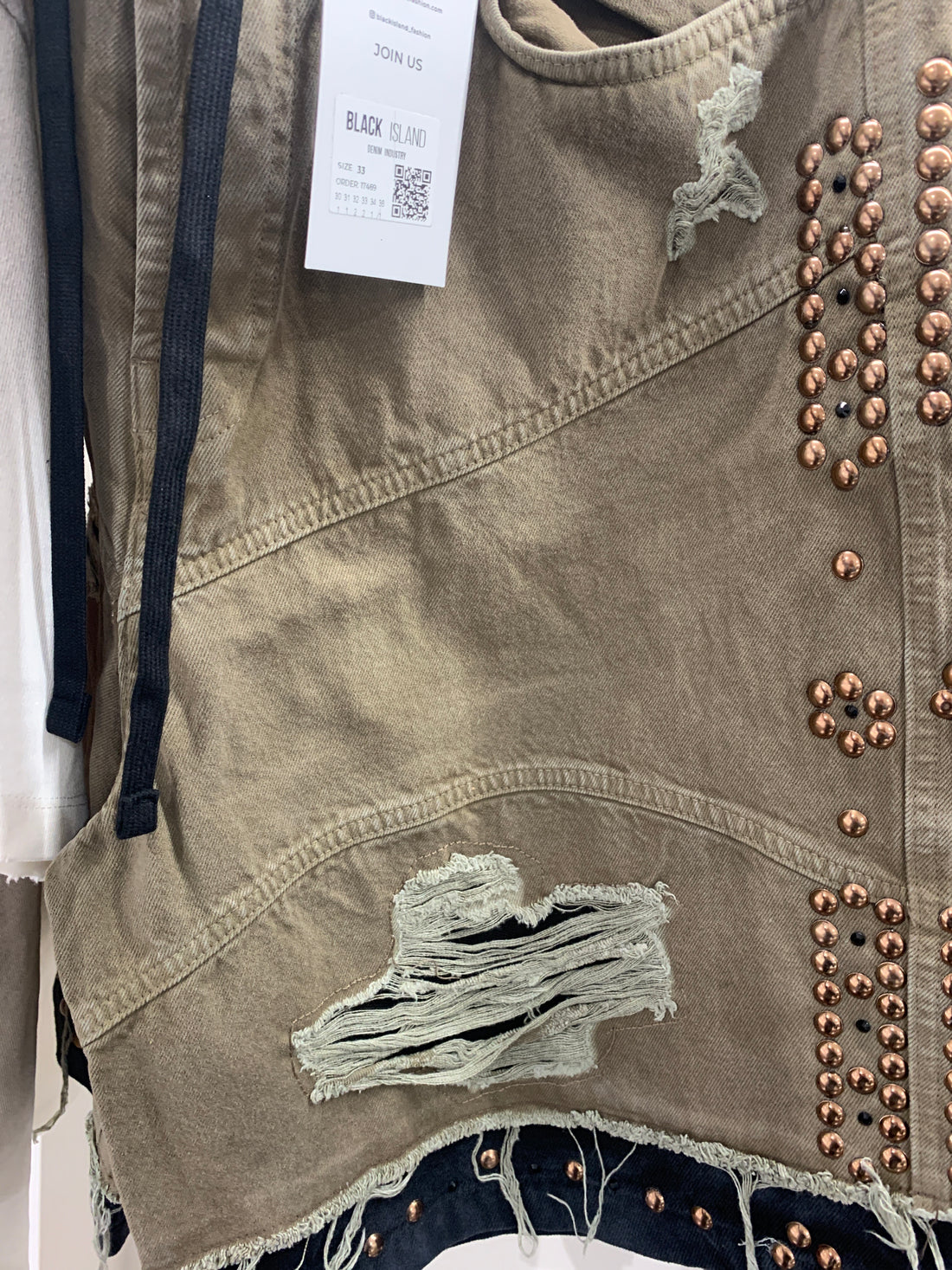 Bermuda
Borchiato Uomo ARM STUD
120€ | Black Island
Destroy